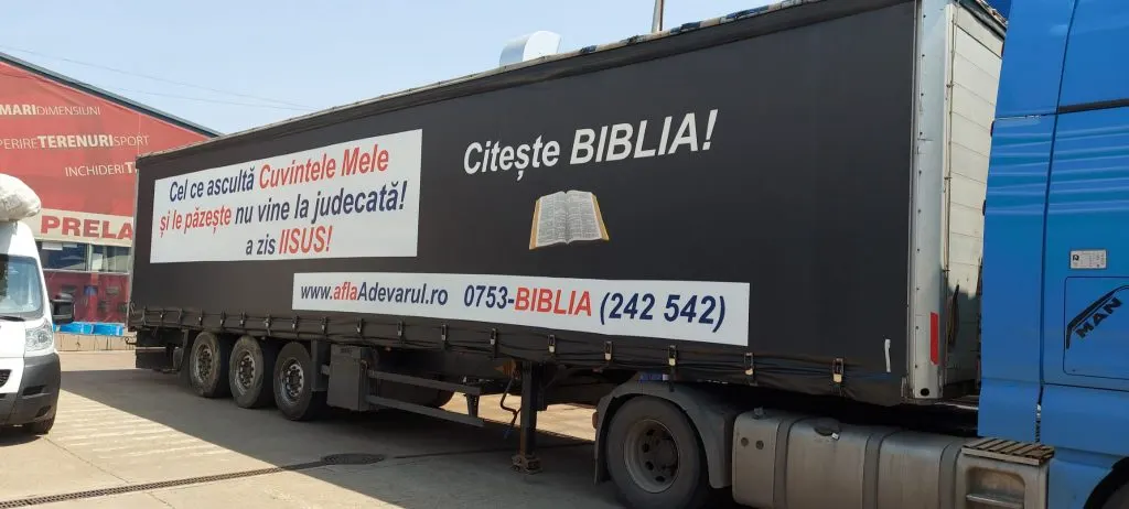 Afiș publicitar pe autocamion