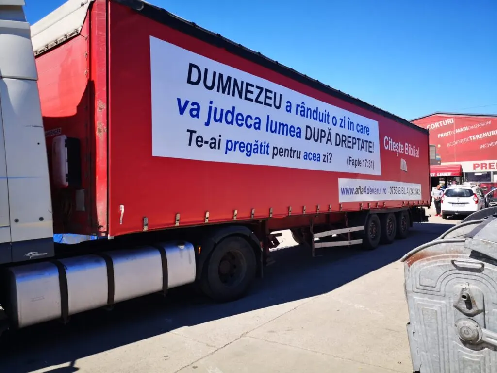 Afiș publicitar pe autocamion