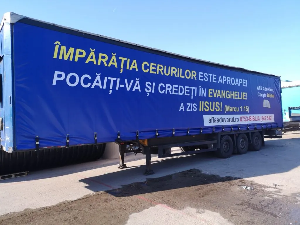 Afiș publicitar pe autocamion